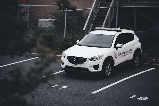 一辆白车停在停车位上