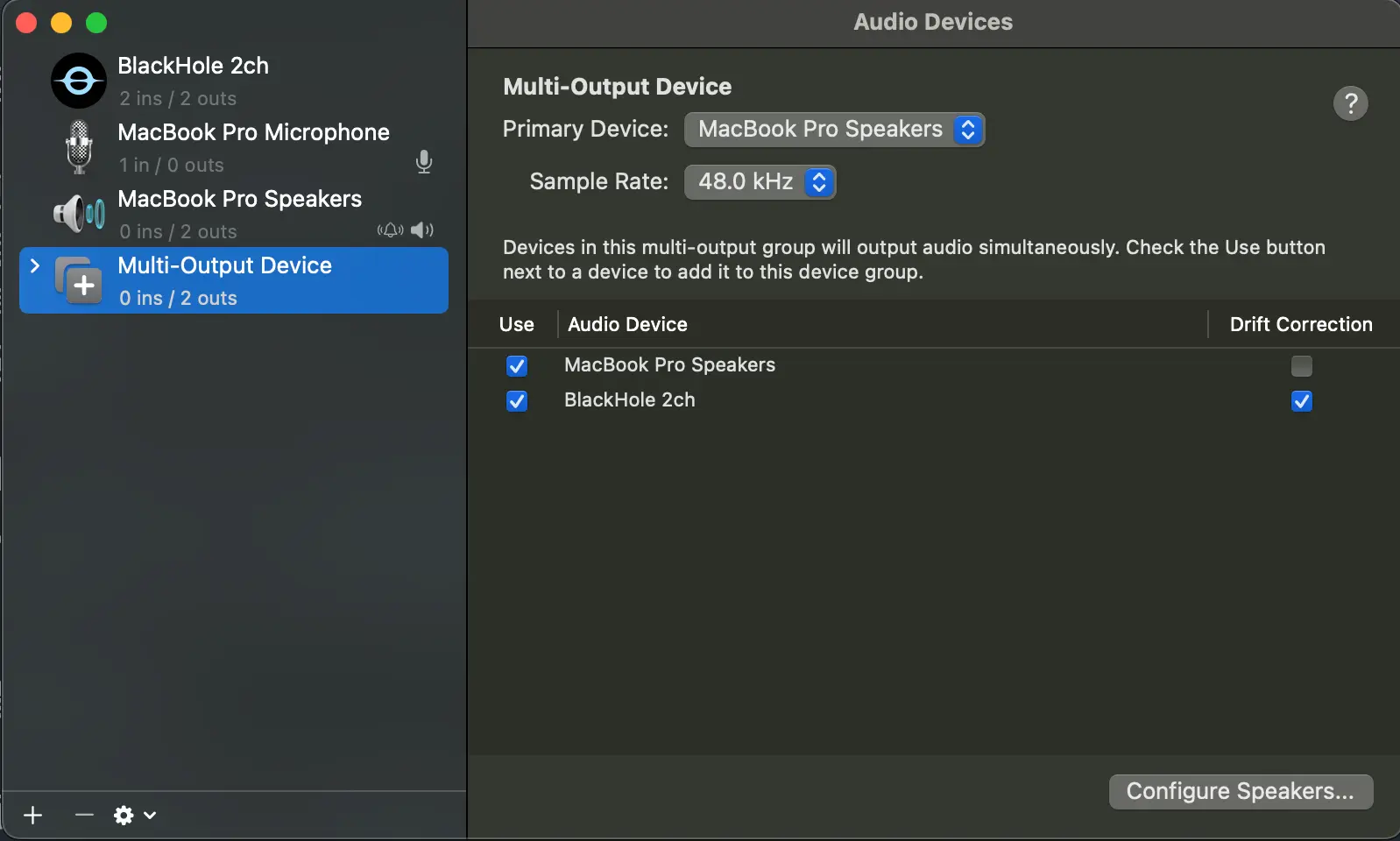 “多输出设备”的页面设置：主要设备选择扬声器；扬声器和 Blackhole 都要勾选 Use；音频设备的顺序为扬声器第一，Blackhole 第二；扬声器不必勾选 Drift Correction，但 Blackhole 请勾选上 Drift Correction。